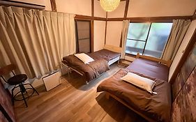 温泉街の入り口にあるゲストハウス Slow House Yugawara